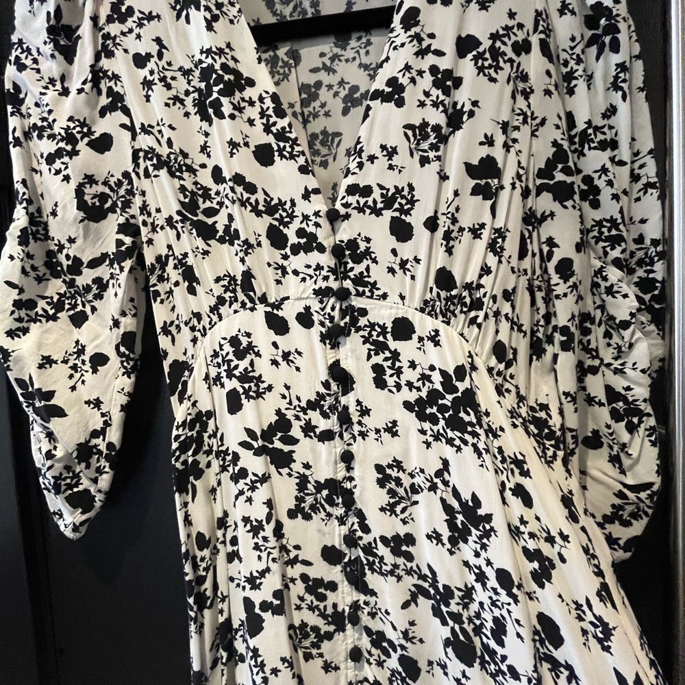 Subtle Puff sleeve Dress - Picture 4 of 12